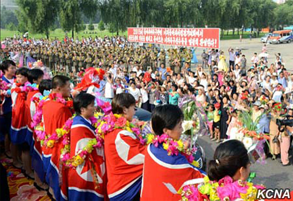 朝鮮女足奪冠凱旋 金正恩接機20萬市民夾道歡迎