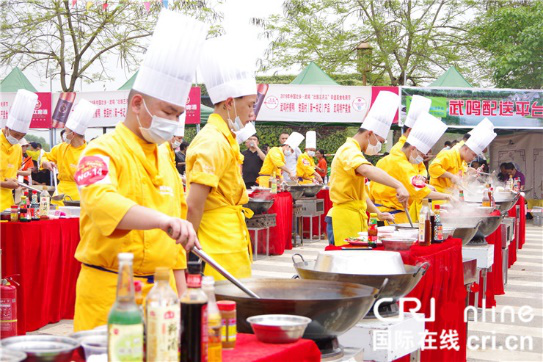 广西武鸣欢庆“壮族三月三” 美食柠檬鸭受游客喜爱