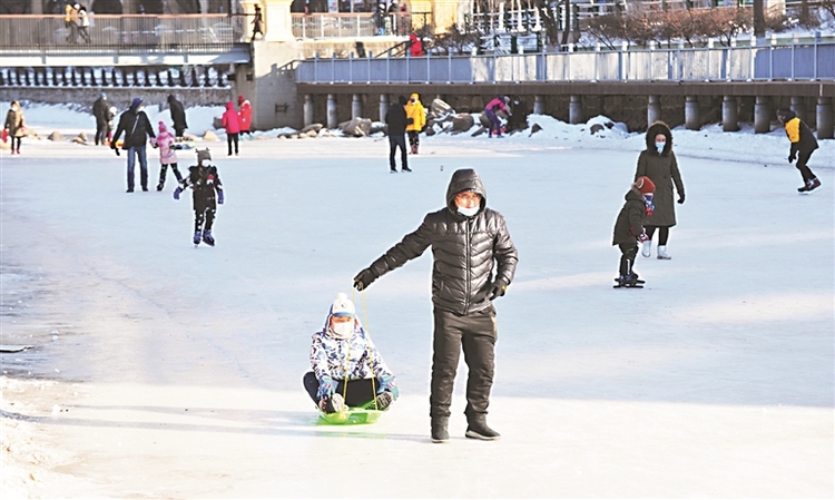 哈尔滨：公益冰场的冬日写意