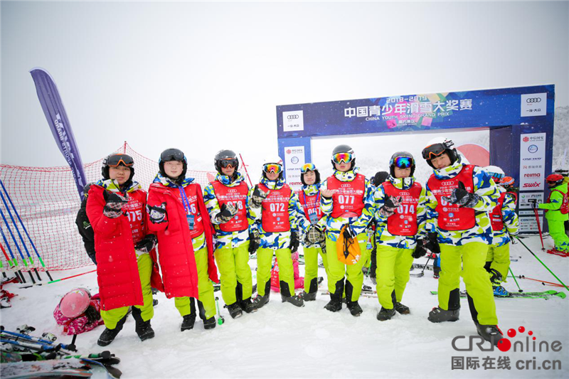 【湖北】【CRI原创】中国青少年滑雪大奖赛南方赛区站在神农架上演巅峰对决