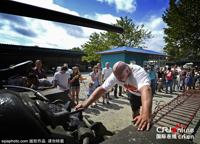 俄罗斯大力士“发威”拖动26吨坦克 俄罗斯大力士“发威”拖动26吨坦克