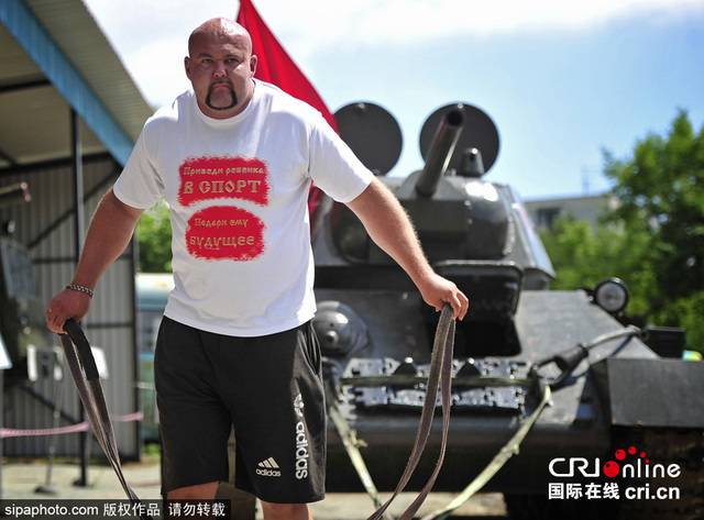 俄罗斯大力士“发威”拖动26吨坦克 俄罗斯大力士“发威”拖动26吨坦克