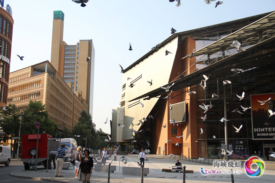 在柏林闹市区放飞和平鸽。