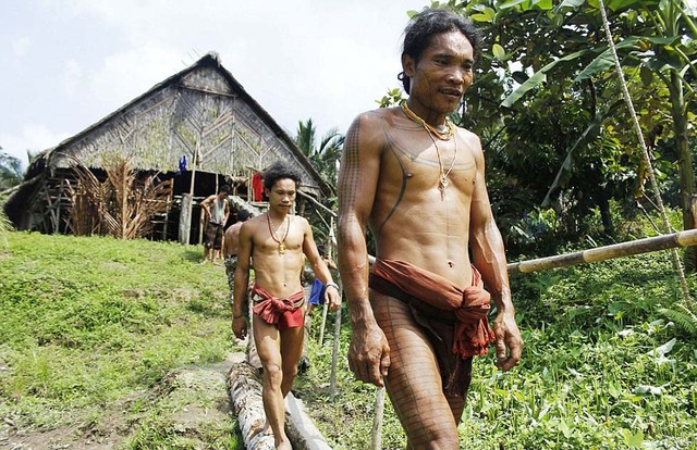 探秘印尼纹身部落日常生活 凿子磨牙骷髅做装饰