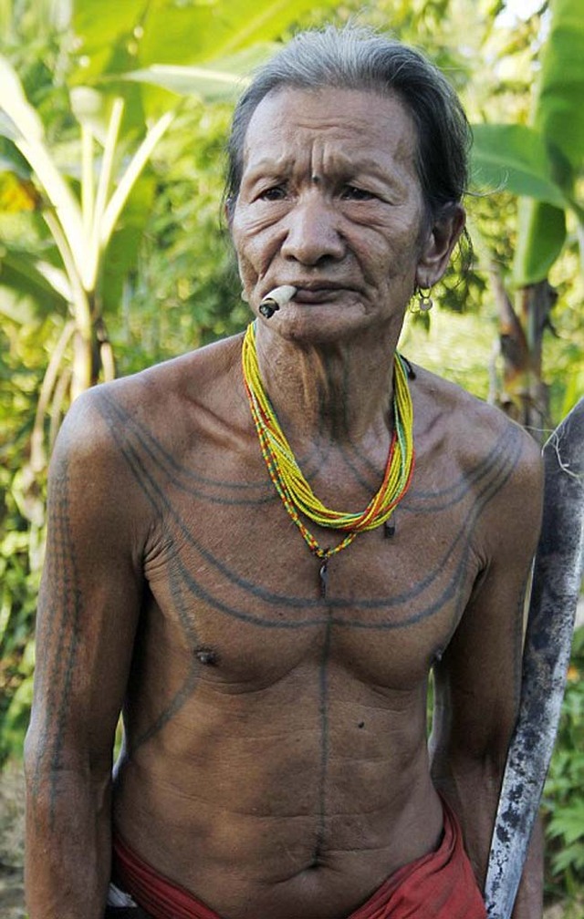 探秘印尼纹身部落日常生活 凿子磨牙骷髅做装饰