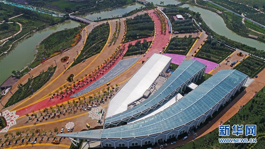 第九届中国花博会装扮一新迎客来