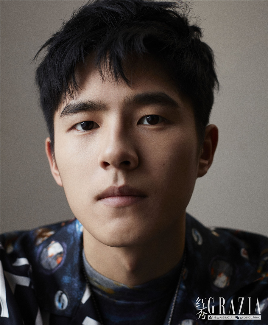 刘昊然登杂志开年封面清冽眼神诠释少年棱角