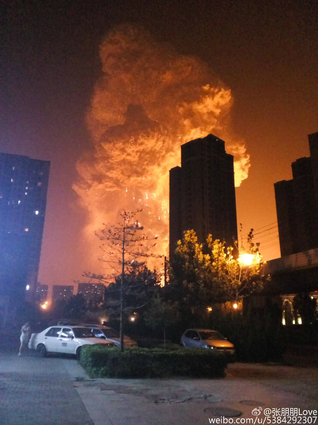 天津危險品倉庫發生爆炸 現場騰起蘑菇雲