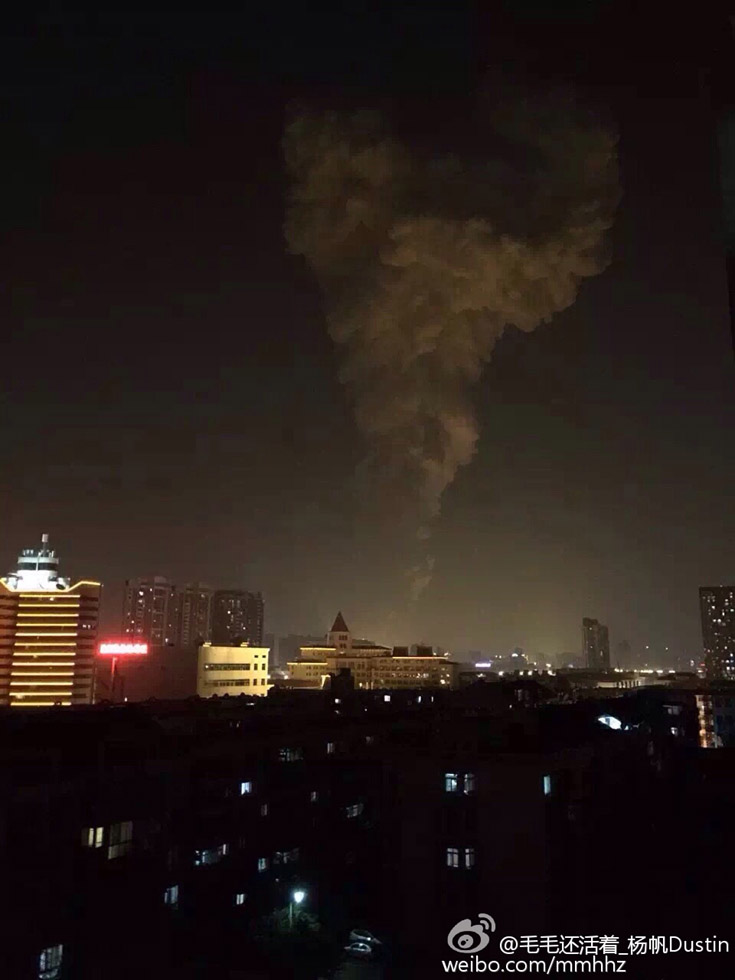 天津危险品仓库发生爆炸 现场腾起蘑菇云