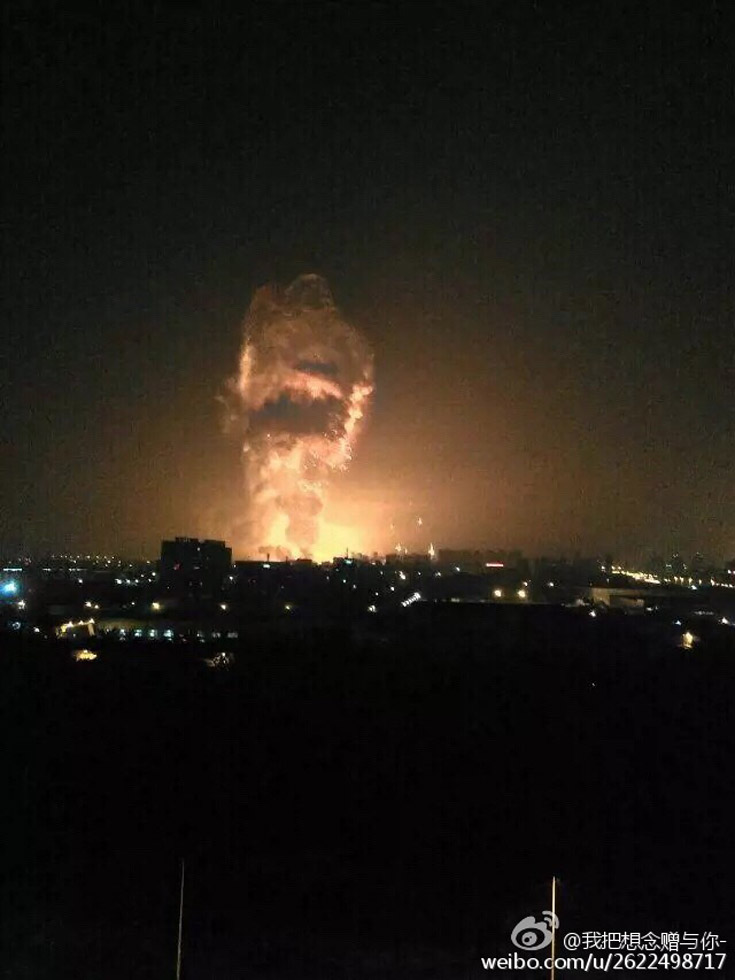 天津危险品仓库发生爆炸 现场腾起蘑菇云