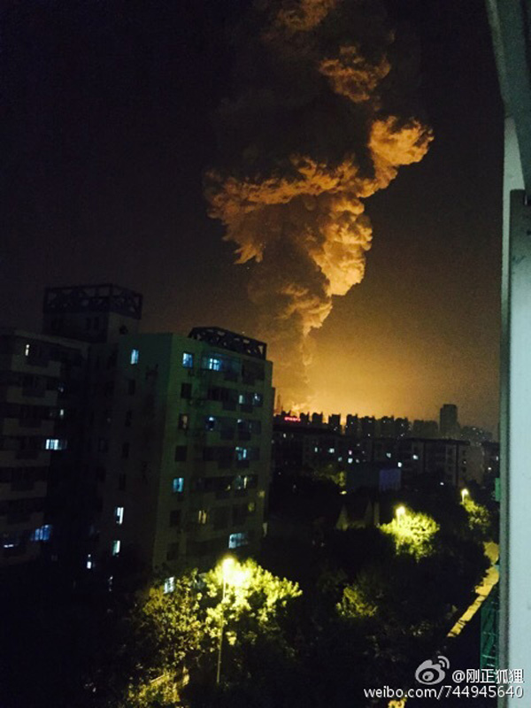天津危險品倉庫發生爆炸 現場騰起蘑菇雲