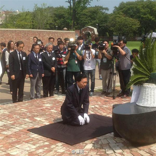 日本前首相鸠山由纪夫向韩国抗日烈士墓下跪
