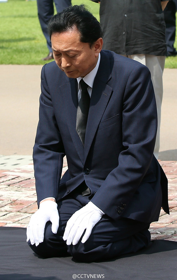 日本前首相鸠山由纪夫向韩国抗日烈士墓下跪