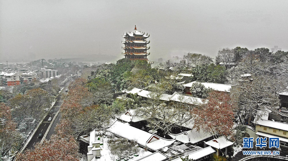 航拍：飞雪黄鹤楼 风景美如画