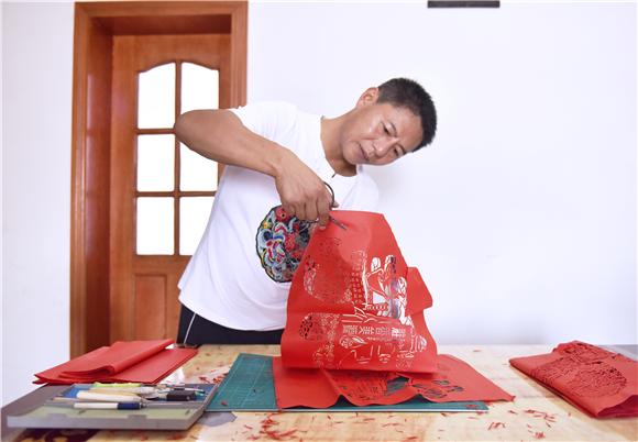 【文化标题摘要】潼南剪纸艺术家张建：一把剪刀“剪”出的艺术人生