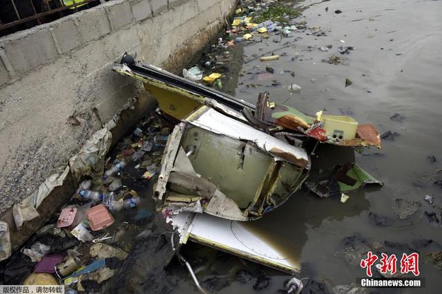 尼日利亚一飞机坠湖 致四人死亡两人失踪