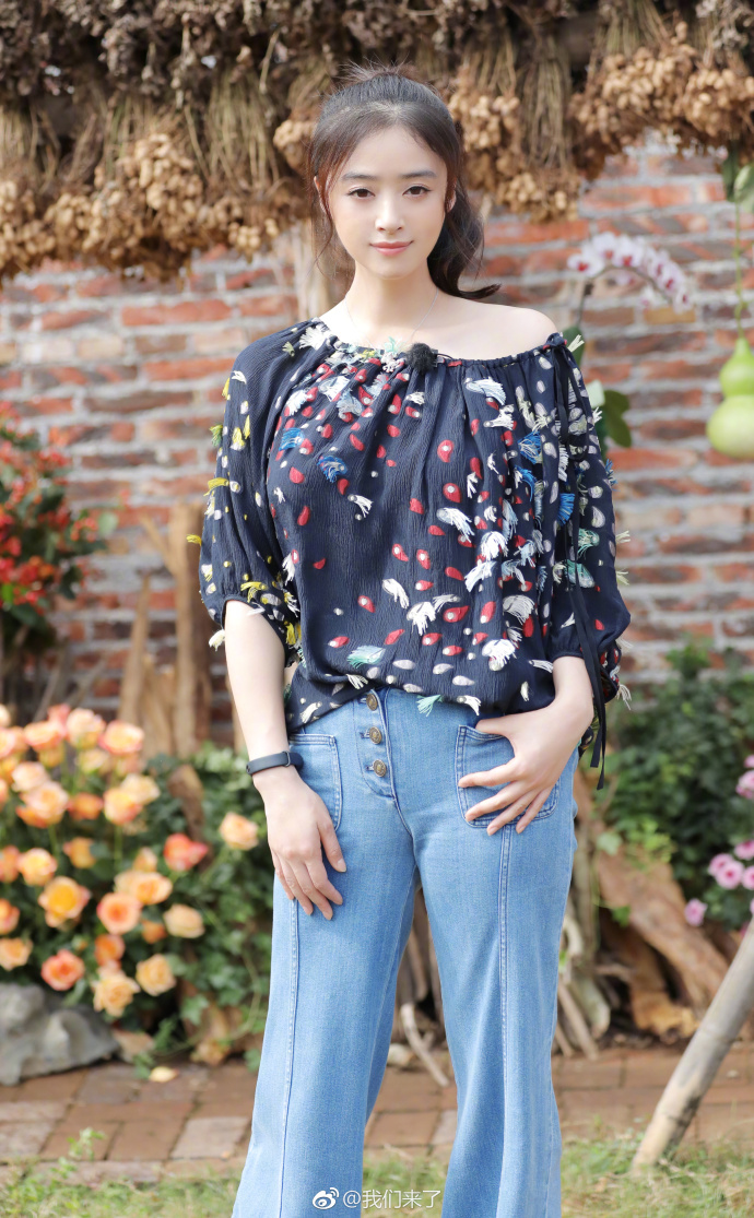 蒋欣着露肩上衣微微浅笑然而这组图却被网友吐槽