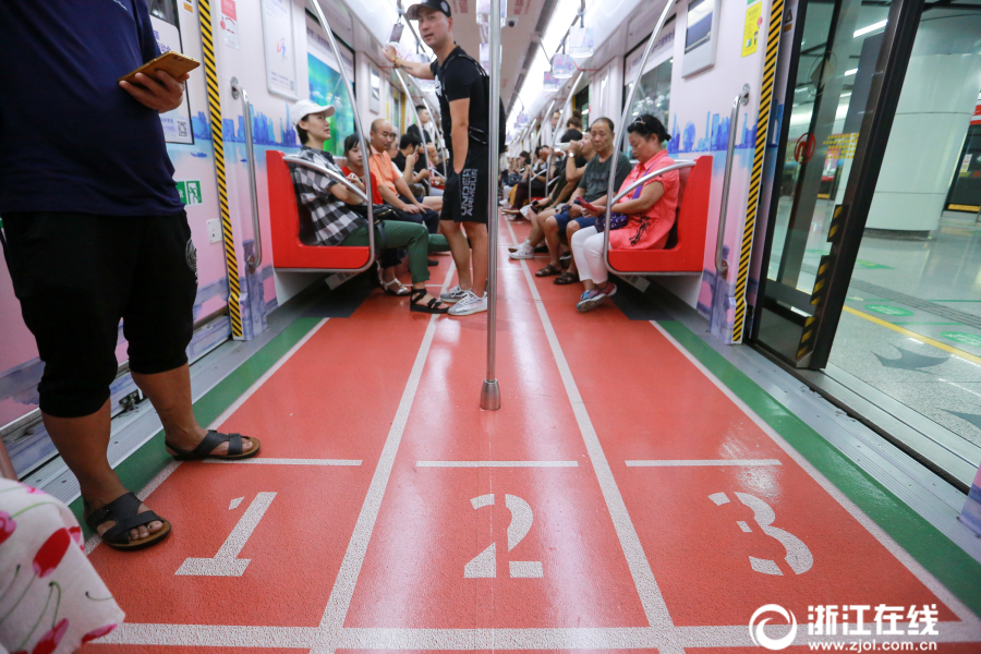 杭州地铁一号线全国学生运动会主题专列启程