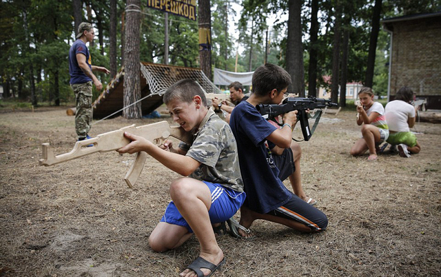 烏克蘭武裝組織訓練兒童射擊 最小"童軍"僅6歲