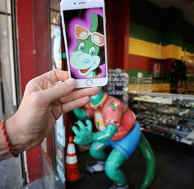 创意错位照片:电影场景完美植入现实生活 创意错位照片:电影场景完美植入现实生活