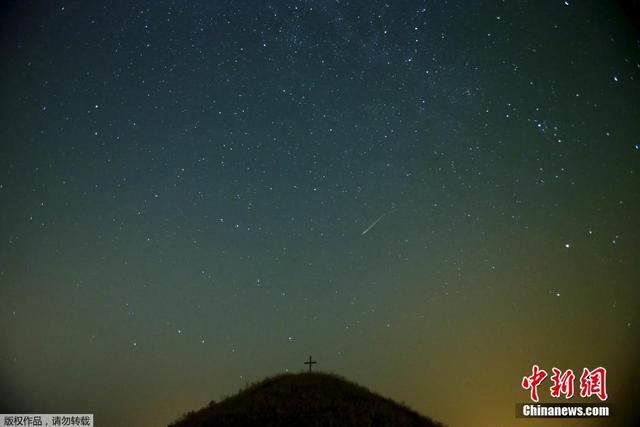 欧洲多地现英仙座流星雨 夜空繁星美到窒息 欧洲多地现英仙座流星雨 夜空繁星美到窒息