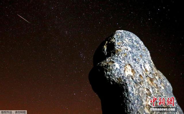 欧洲多地现英仙座流星雨 夜空繁星美到窒息 欧洲多地现英仙座流星雨 夜空繁星美到窒息