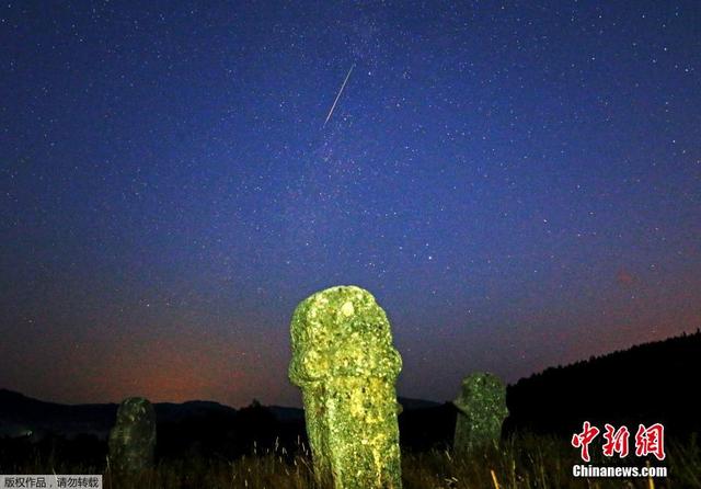 欧洲多地现英仙座流星雨 夜空繁星美到窒息 欧洲多地现英仙座流星雨 夜空繁星美到窒息