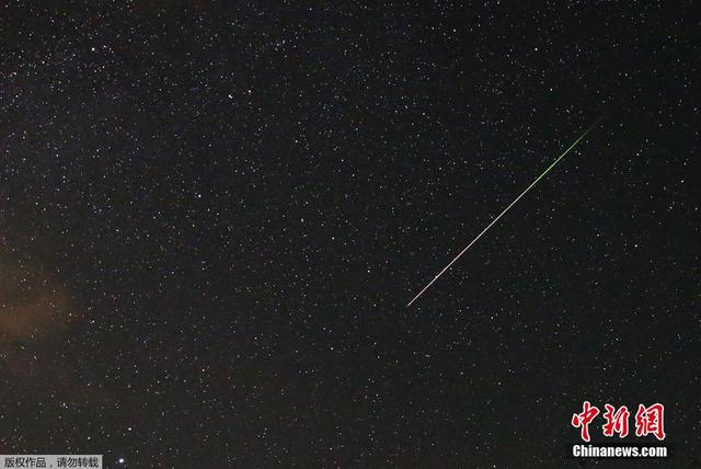 欧洲多地现英仙座流星雨 夜空繁星美到窒息 欧洲多地现英仙座流星雨 夜空繁星美到窒息