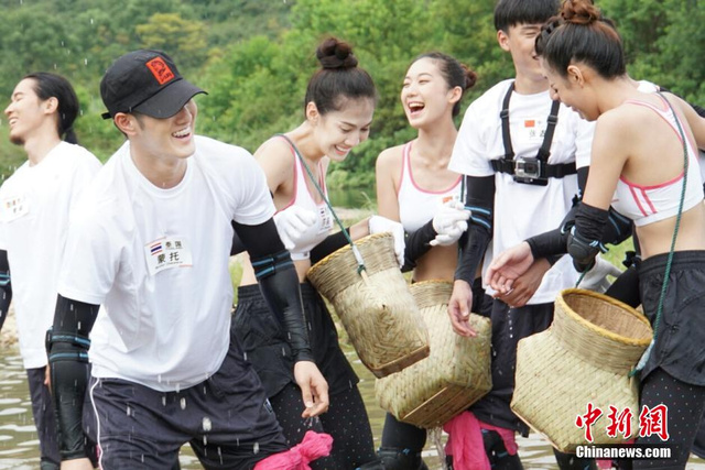 亚洲超模下河抓鱼 你争我抢萌态百出