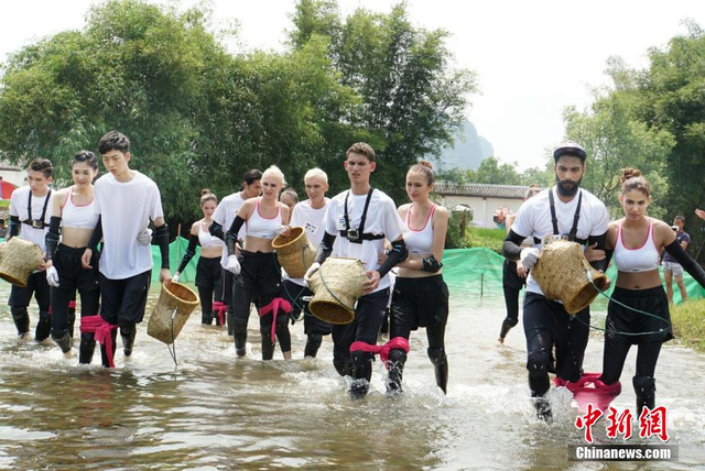 亚洲超模下河抓鱼 你争我抢萌态百出
