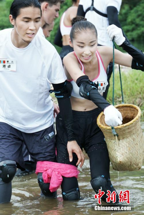 亚洲超模下河抓鱼 你争我抢萌态百出