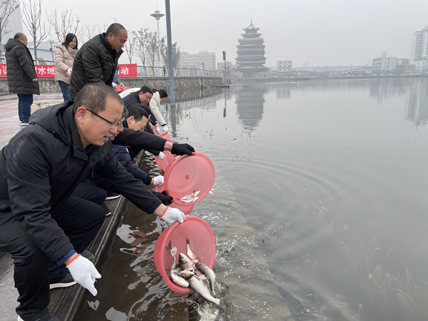 太原清徐東湖水域開展魚類增殖放流活動