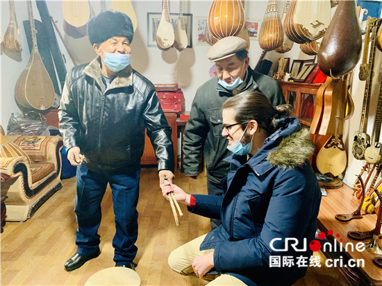 【外籍记者看新疆】记者手记：走访新疆传统乐器村