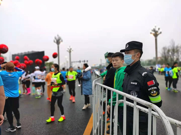 广汉公安全力护航2020首届广汉三星堆半程马拉松比赛