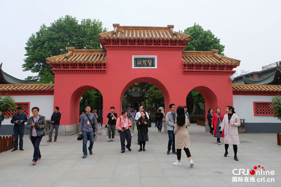 海峡两岸媒体人走进南阳:探访武侯祠 了解中医药文化