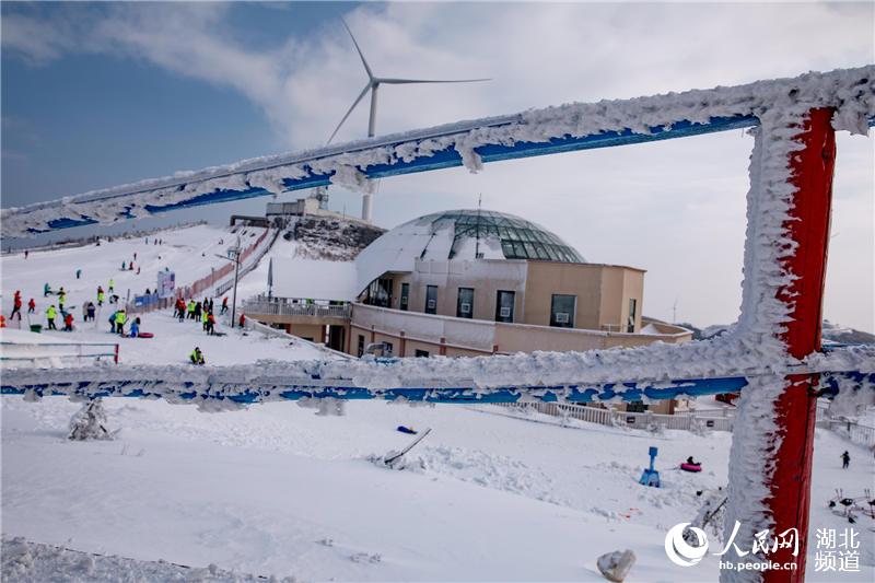 一万五千余名中外旅客登上湖北百里荒赏雪、滑雪