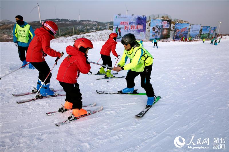 一万五千余名中外旅客登上湖北百里荒赏雪、滑雪