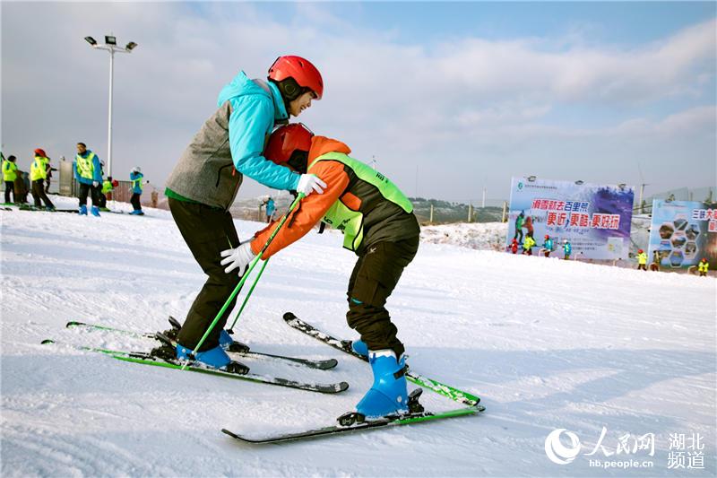 一万五千余名中外旅客登上湖北百里荒赏雪、滑雪