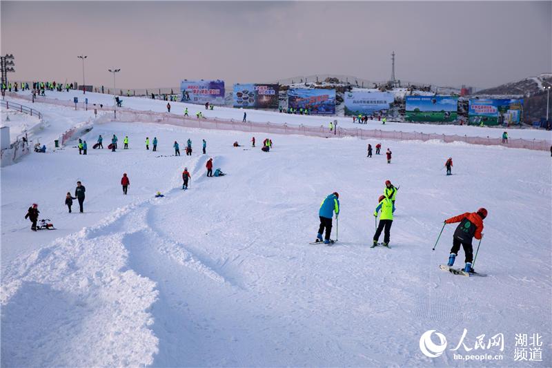 一万五千余名中外旅客登上湖北百里荒赏雪、滑雪