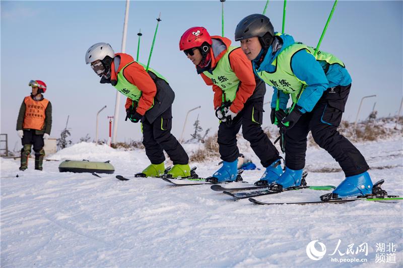 一万五千余名中外旅客登上湖北百里荒赏雪、滑雪