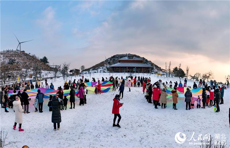 一万五千余名中外旅客登上湖北百里荒赏雪、滑雪