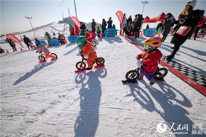 一万五千余名中外旅客登上湖北百里荒赏雪、滑雪