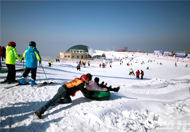 一万五千余名中外旅客登上湖北百里荒赏雪、滑雪