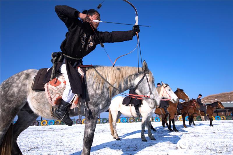 一万五千余名中外旅客登上湖北百里荒赏雪、滑雪