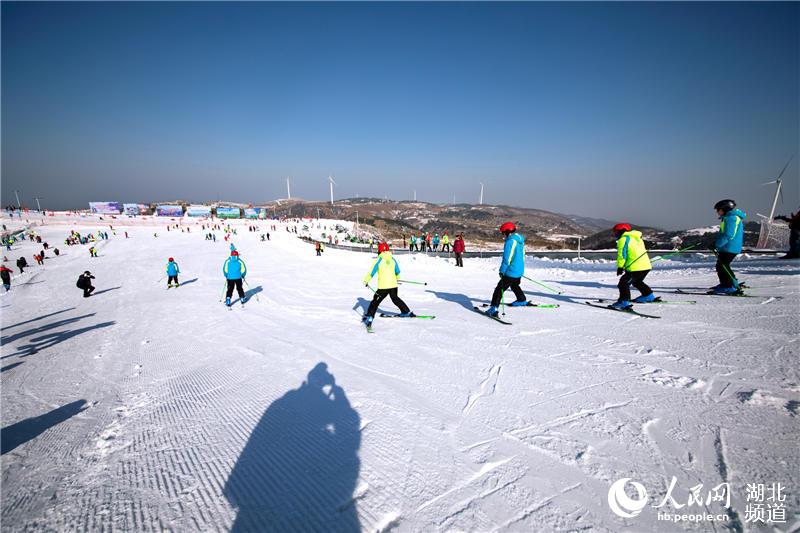 一万五千余名中外旅客登上湖北百里荒赏雪、滑雪