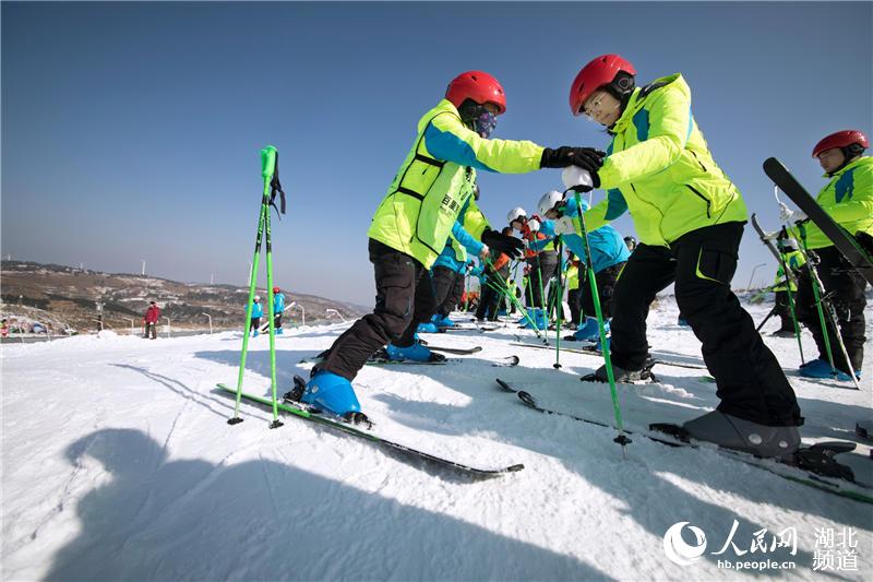 一万五千余名中外旅客登上湖北百里荒赏雪、滑雪