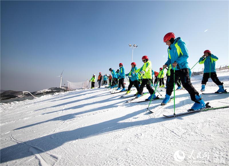 一万五千余名中外旅客登上湖北百里荒赏雪、滑雪