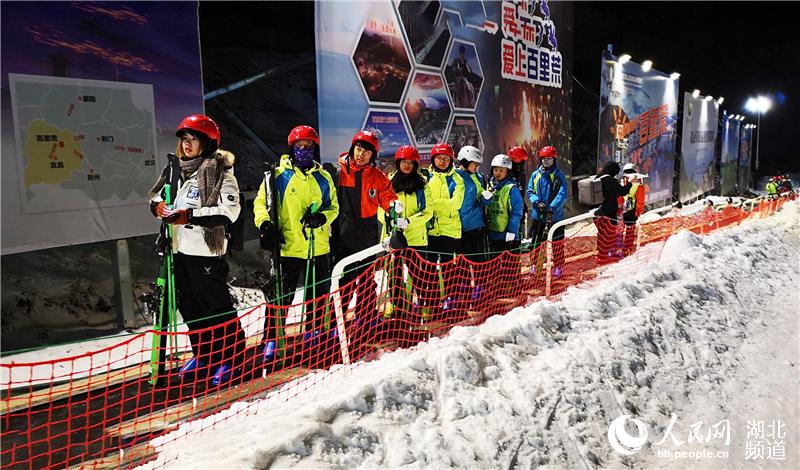 一万五千余名中外旅客登上湖北百里荒赏雪、滑雪