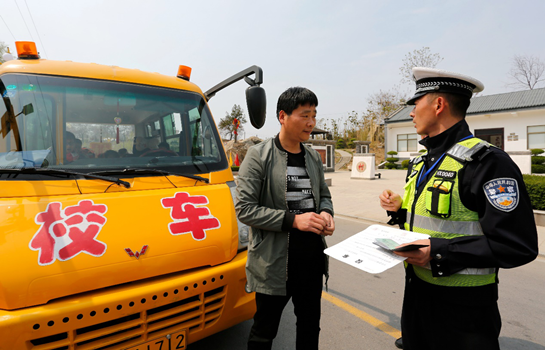 【上一个打不开，以此为准】车流增大 陕西华州民警安全宣传忙