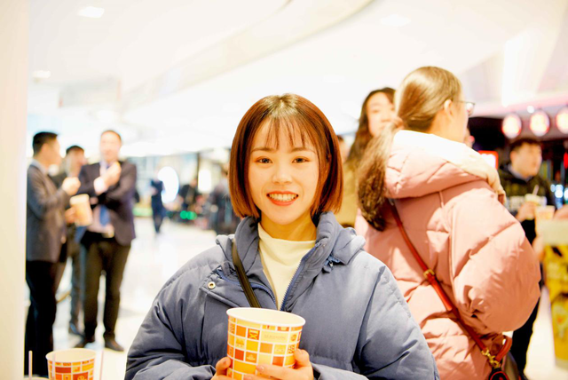 宁圣企业管理集团董事长刘伯党先生组织员工观影聚餐